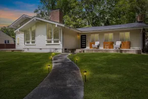 Stylish, Bright, Modern Spacious Home Near ECU - Image 5