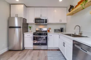 One block to the beach, king bed, full kitchen - Image 4