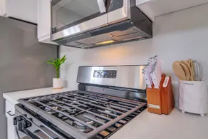 One block to the beach, king bed, full kitchen - Image 5