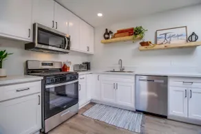 One block to the beach, king bed, full kitchen - Image 3