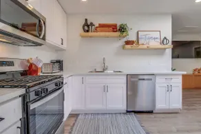One block to the beach, king bed, full kitchen - Image 2