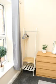 2-Bed Perfect for Contractors ~Parking & Fast wifi - Image 4