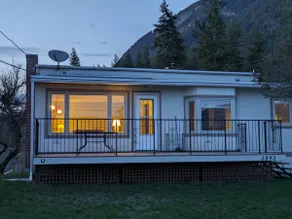 Cottage on Shuswap lake- semi private beach - Image 5