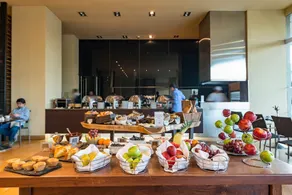 Modern with free pool, breakfast, gym, and Jacuzzi - Image 3