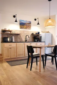 Centrally located, cozy, quiet, upscale studio apt - Image 3