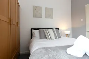 Comfortable & very spacious home - Image 5