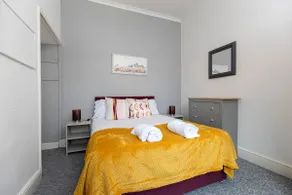Comfortable & very spacious home - Image 4