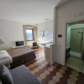 Room & Parking in City Center with Wi-Fi - Image 2