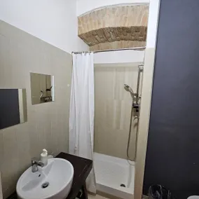 Room & Parking in City Center with Wi-Fi - Image 5