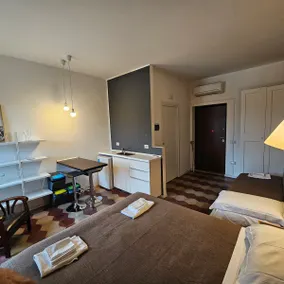 Room & Parking in City Center with Wi-Fi - Image 3