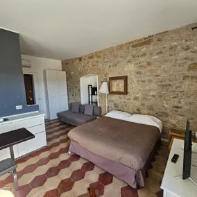 Room & Parking in City Center with Wi-Fi - Image 4