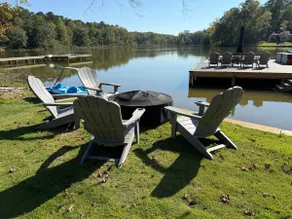 Emma's Lakeside Lounge - Image 5