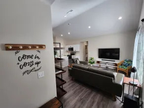 Cozy 3-Bedroom Duplex - Image 4