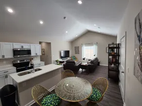 Cozy 3-Bedroom Duplex - Image 2