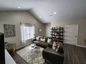 Cozy 3-Bedroom Duplex - Image 3