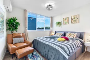 Walkable-FamilyFriendly-Artistic, 4Bed+2 Parking - Image 2