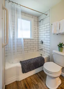 Updated 1BR cottage on private acre+ lot - Image 4