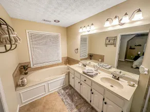 Cozy Family-sized house. Pet Friendly! - Image 5