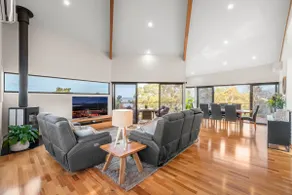 Tree Top Views - Magnificent 4 Bedroom House - 3 Minutes to MONA - Image 2