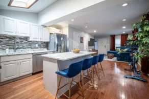Luxury Urban Oasis Free Parking Centrally Located! - Image 4