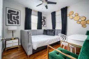 Luxury Urban Oasis Free Parking Centrally Located! - Image 3