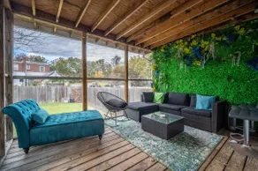 Luxury Urban Oasis Free Parking Centrally Located! - Image 5
