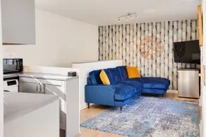 Little Edge: Bright and Modern Central Apartment - Image 3