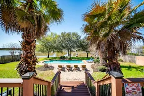 Bayfront Luxury Oasis w Pool, Fishing - NASA Kemah - Image 2