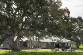 Linleigh Farmhouse With Mountain Views - Image 4