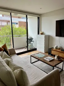 Light filled, spacious apartment - Image 3