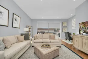 Modern & Spacious Flat with Private Parking - Image 2