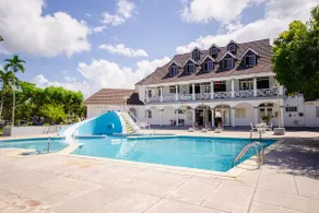 Heart of Ocho Rios-Free Beach Acess-King Bed-Pool-Free Parking-Gated Complex-Free Wifi 150Mbps - Image 5