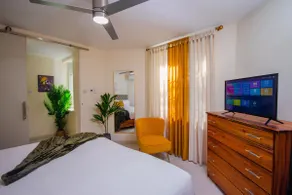 Heart of Ocho Rios-Free Beach Acess-King Bed-Pool-Free Parking-Gated Complex-Free Wifi 150Mbps - Image 4