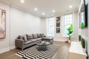 Gold Coast Pristine 3BD|2BR| Patio |Parking| Beach - Image 2