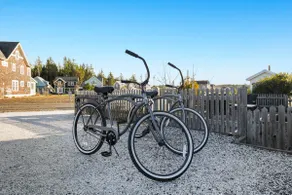 5 min. Walk to Town, Bikes, Fenced Yard + Hot Tub - Image 5
