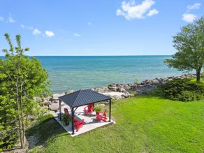 Lakeside Log Cottage: Coffee by the Shore - Image 5