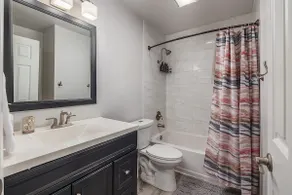 Charming Luxe Home Sleeps 4 - Image 5