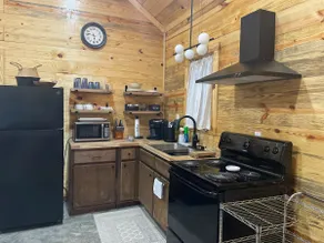 Cabin on lake. - Image 5