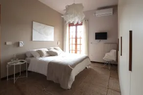 Vicolo Zenone 8 · Bright home 5 minutes from the Reggia - Image 2