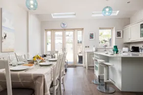 5-Bed Dream City Home by Sea, Free Parking, Garden - Image 3