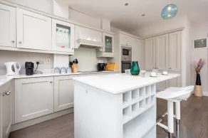 5-Bed Dream City Home by Sea, Free Parking, Garden - Image 4