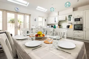 5-Bed Dream City Home by Sea, Free Parking, Garden - Image 5