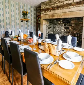 Prudhoe Cottage -17th Century-5 bedrooms-Sleeps 10 - Image 4