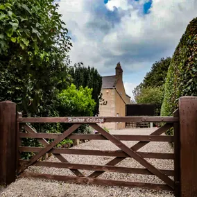 Prudhoe Cottage -17th Century-5 bedrooms-Sleeps 10 - Image 3