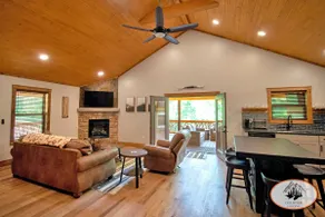 Bear Cub Cabin +Hot Tub, Lounge @Doe River Landing - Image 3