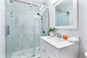 Newly Renovated Modern Retreat l Near T - Image 5