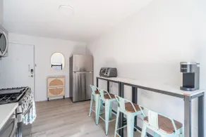 Charming 1BD Apt near NYC train - Image 4