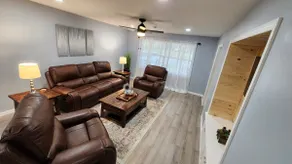 Elegant Spacious 3 Bedroom Home fenced back yard and Garage - Image 3