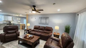 Elegant Spacious 3 Bedroom Home fenced back yard and Garage - Image 5