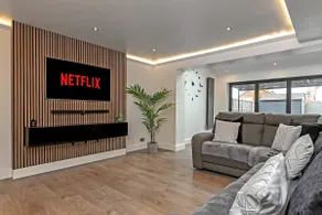 Contractors Dream~POOL TABLE~Close to Luton Airport~Three Double Bedrooms - Image 2